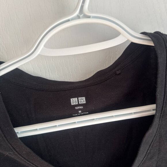 Uniqlo vneck tshirt - Picture 2 of 3